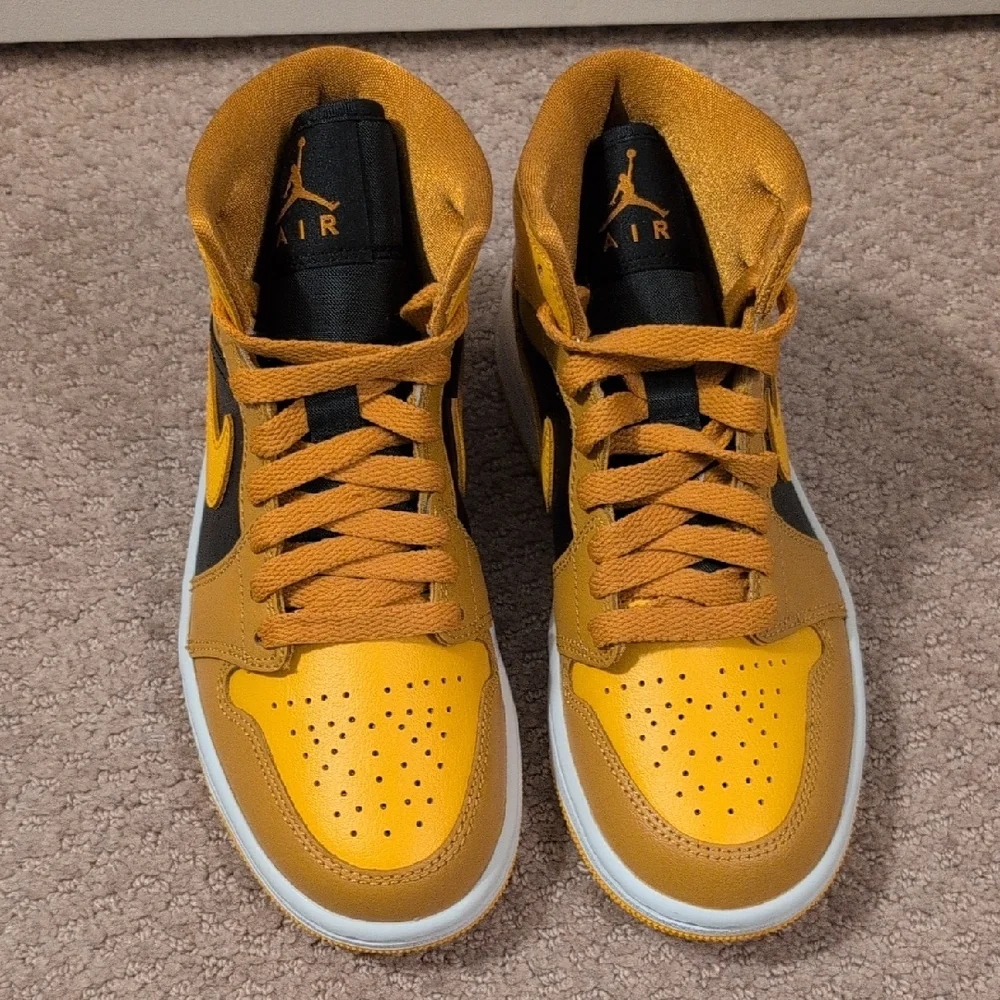 Air Jordan 1 Men's Chutney Black and Gold Sneakers NEW No Box